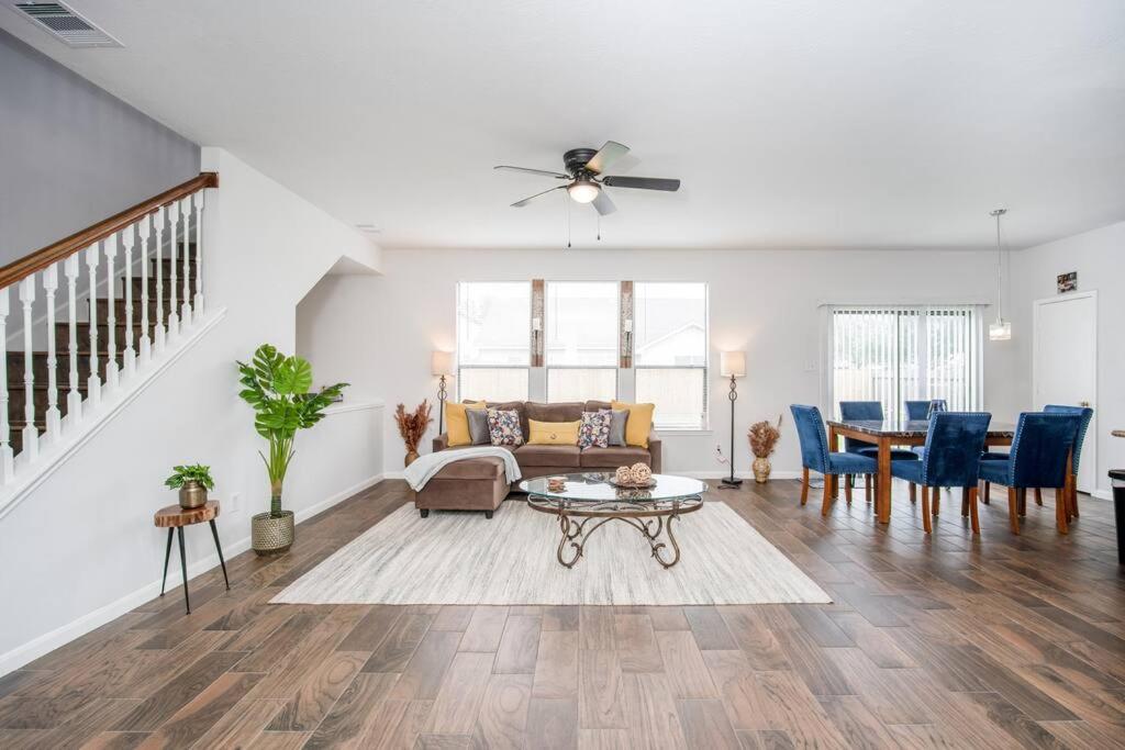 Fabulous & Stylish 4BR w Pool Table and Space to Chill in Houston, US