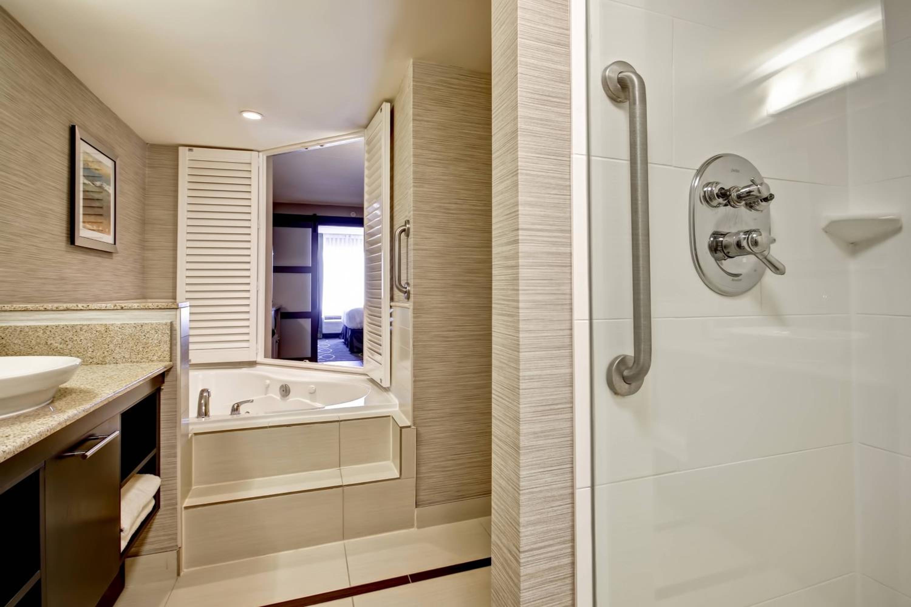 Guelph Vacations - Fairfield Inn  Suites by Marriott Guelph - Property Image 3