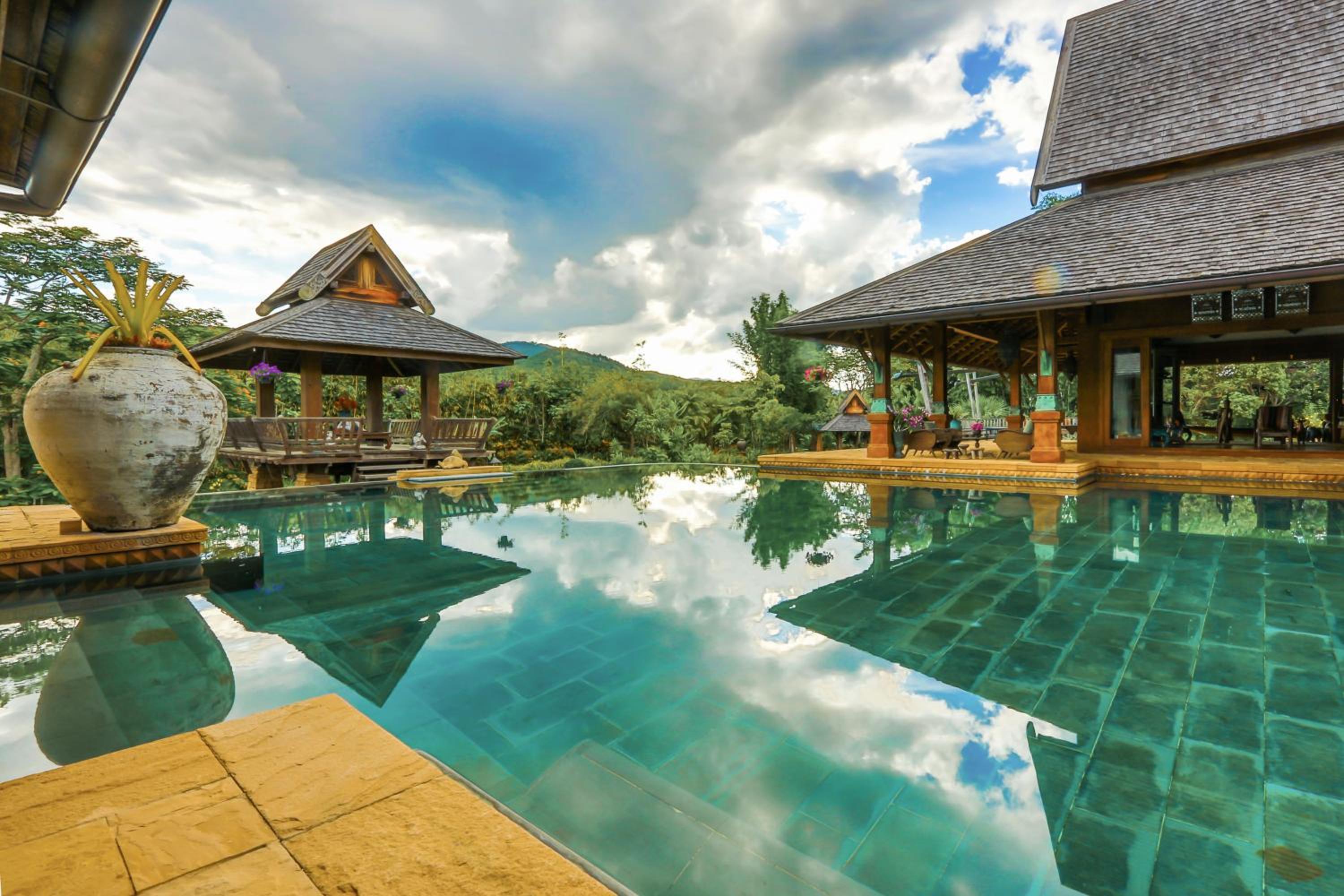 Howie's HomeStay