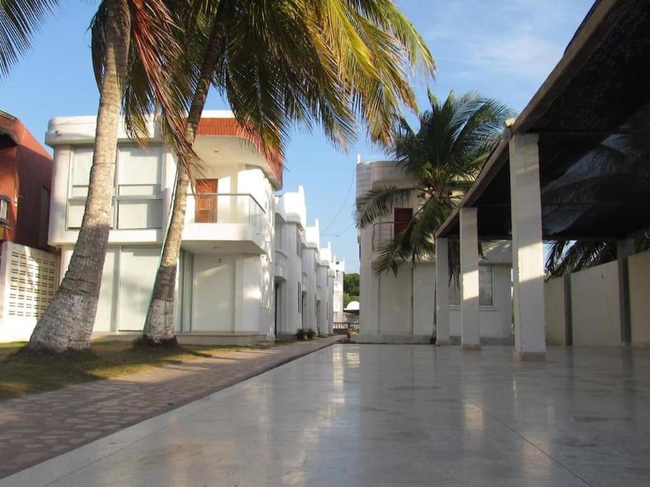 Cabaña #11 frente al mar en Coveñas - Tercera Encenada - Conjunto con piscina