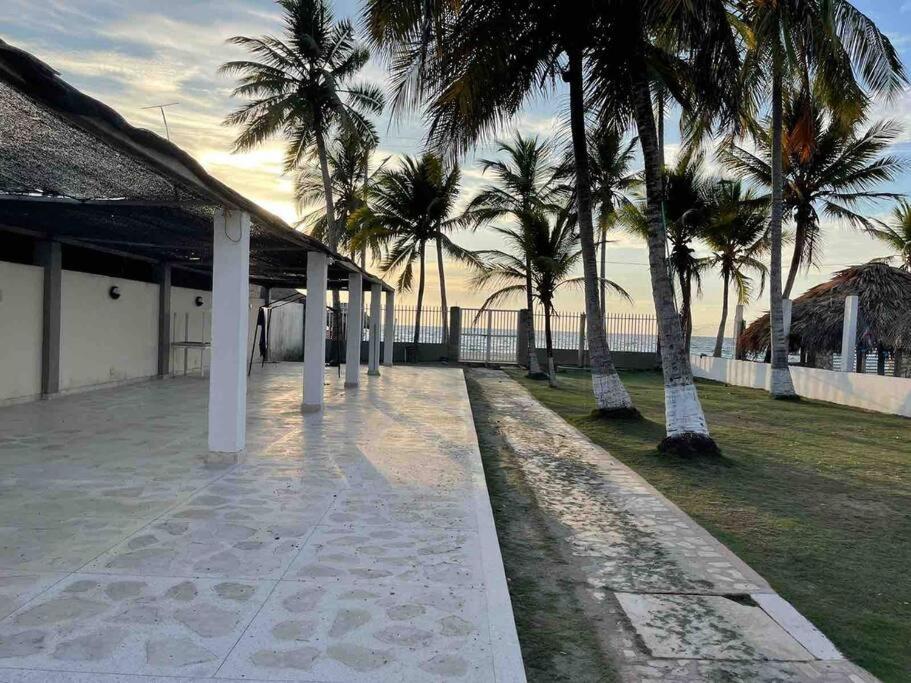 Cabaña #11 frente al mar en Coveñas - Tercera Encenada - Conjunto con piscina