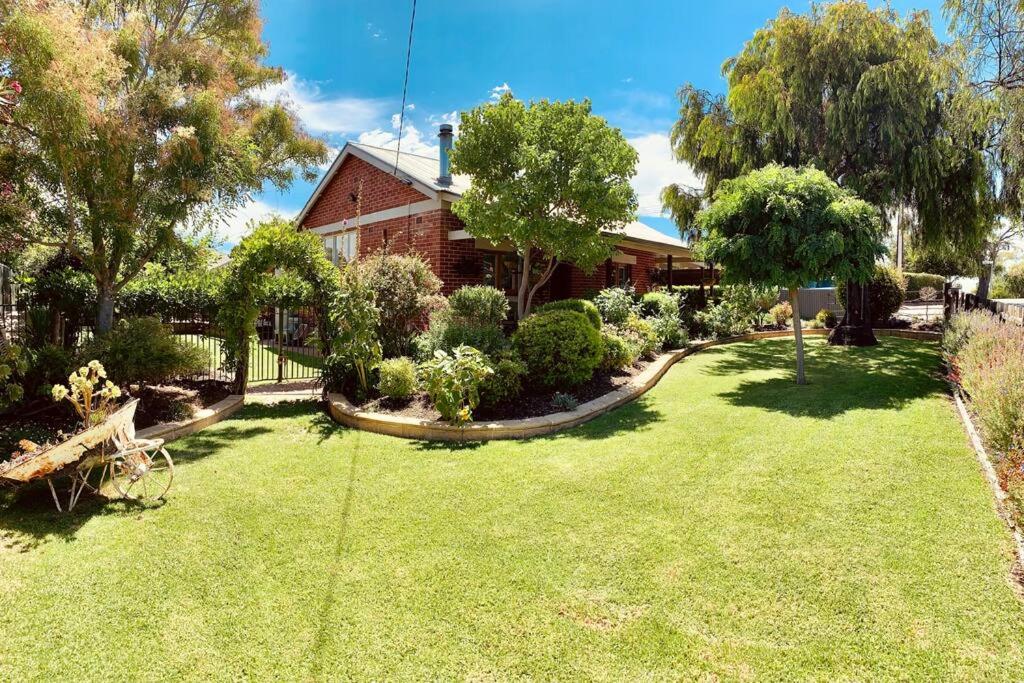 Laurant's Cottage ~ McLaren Vale entertainer