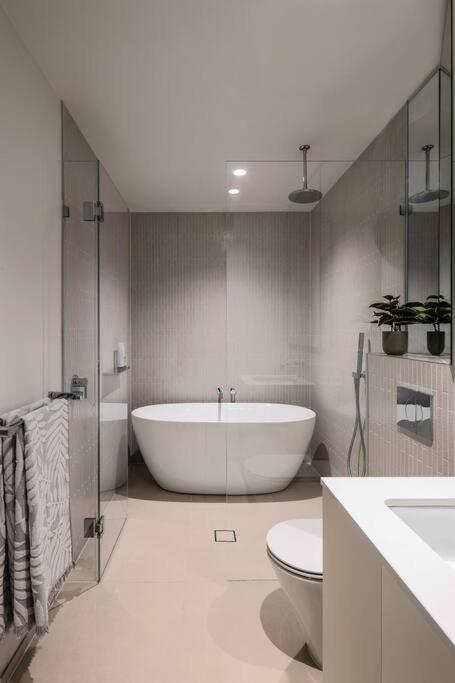 City View Luxury 3 Bedroom Apartment-Free Car Park
