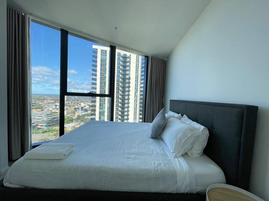 Modern 3BR In High Rise w/ Sea View incl Carpark