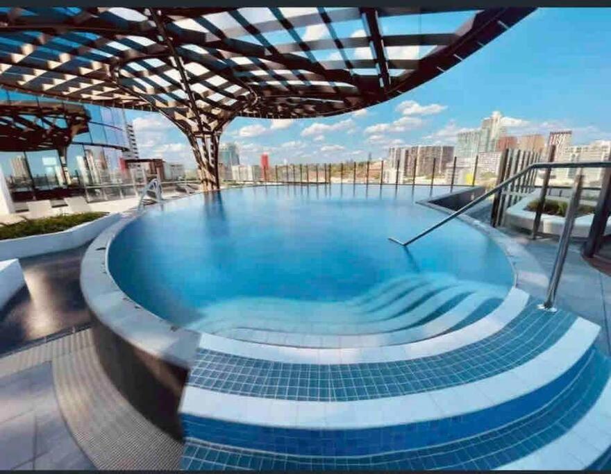 Modern 3BR In High Rise w/ Sea View incl Carpark