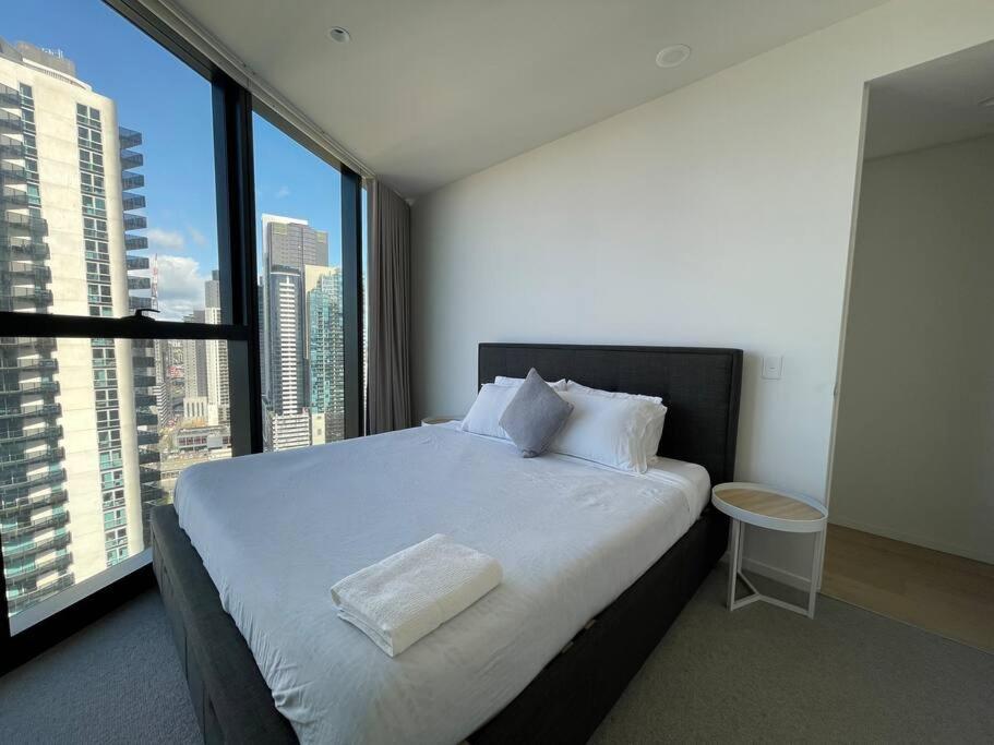 Modern 3BR In High Rise w/ Sea View incl Carpark