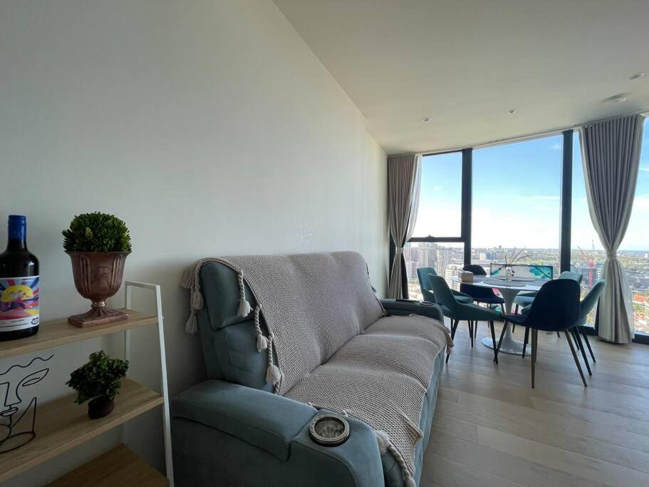 Modern 3BR In High Rise w/ Sea View incl Carpark