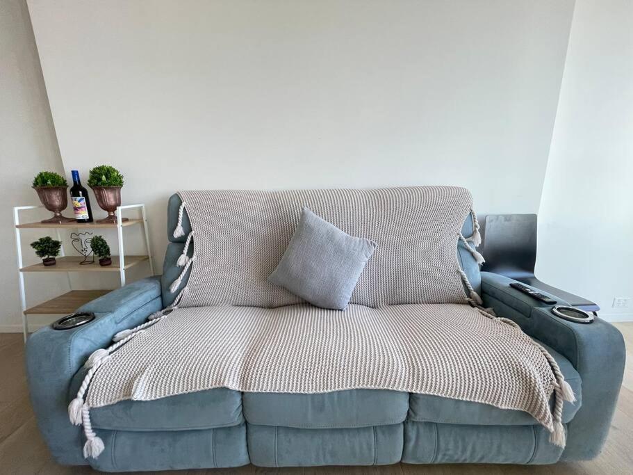 Modern 3BR In High Rise w/ Sea View incl Carpark