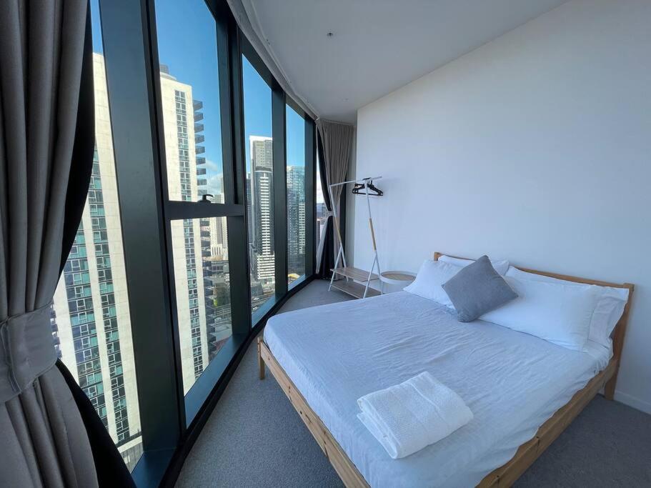Modern 3BR In High Rise w/ Sea View incl Carpark