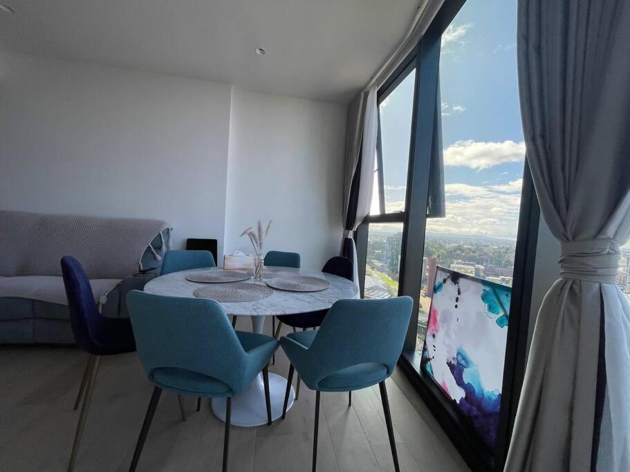 Modern 3BR In High Rise w/ Sea View incl Carpark
