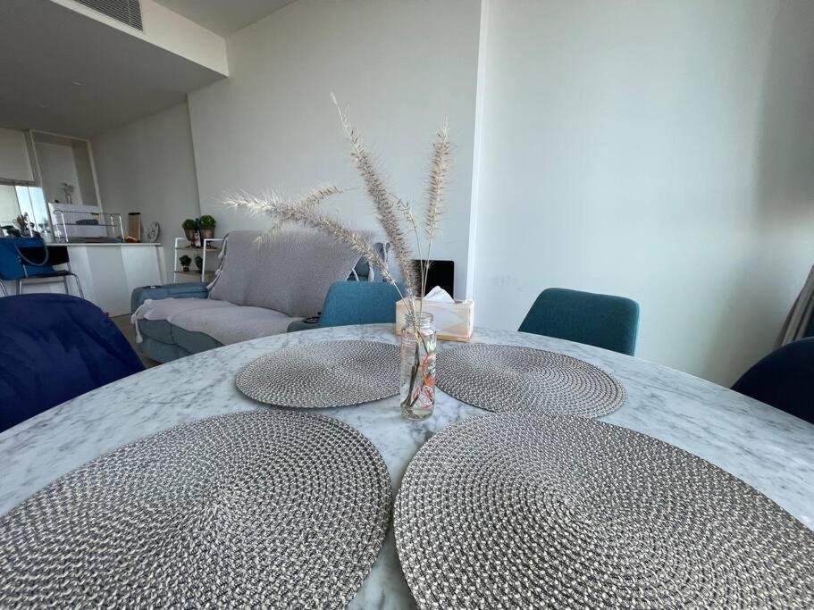Modern 3BR In High Rise w/ Sea View incl Carpark