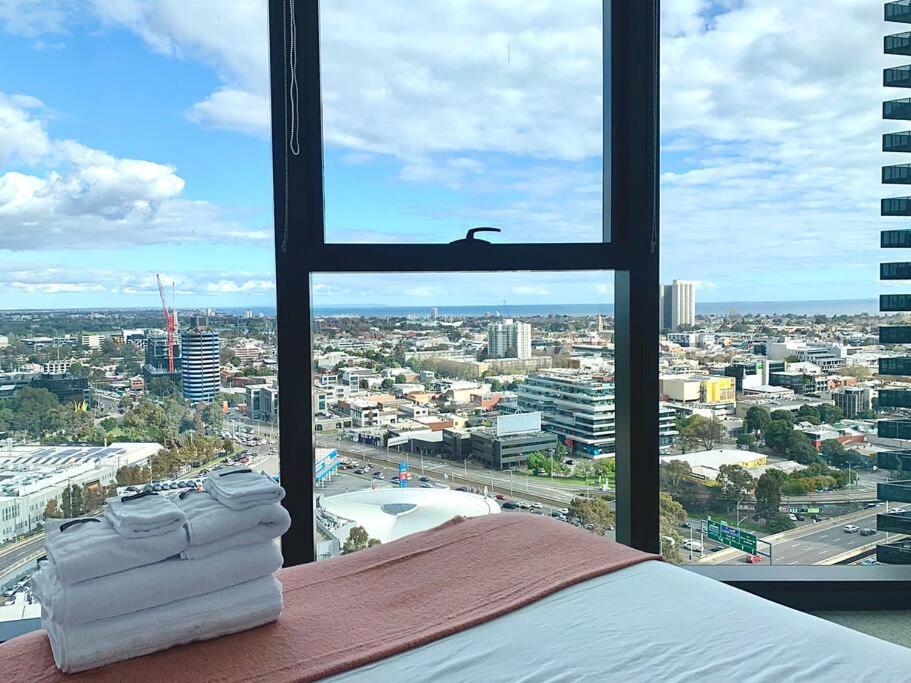 Modern 3BR In High Rise w/ Sea View incl Carpark