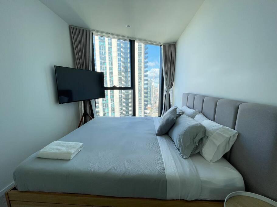 Modern 3BR In High Rise w/ Sea View incl Carpark