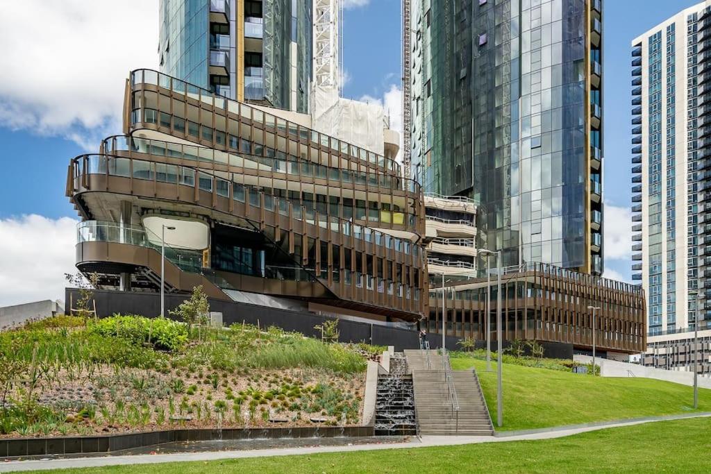 Experience Luxury at Southbank’s Newest Apt w/ City View