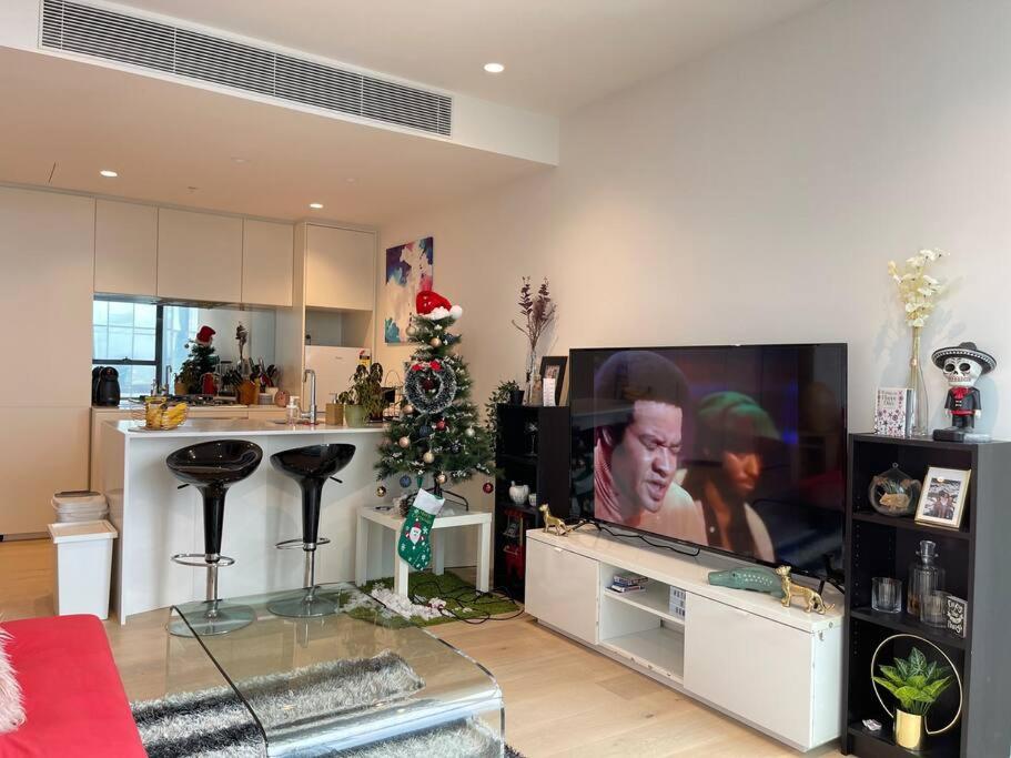 Experience Luxury at Southbank’s Newest Apt w/ City View