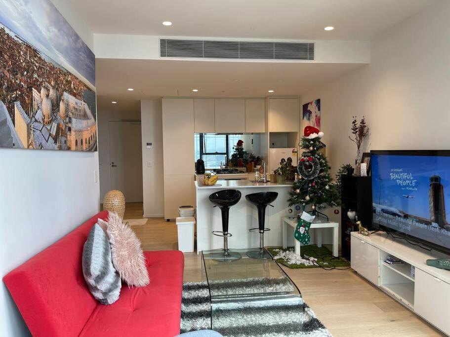 Experience Luxury at Southbank’s Newest Apt w/ City View