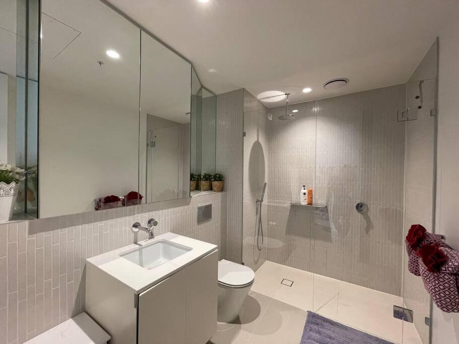 Experience Luxury at Southbank’s Newest Apt w/ City View