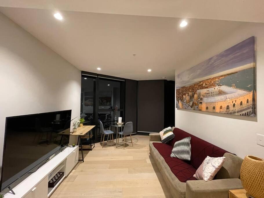 Experience Luxury at Southbank’s Newest Apt w/ City View