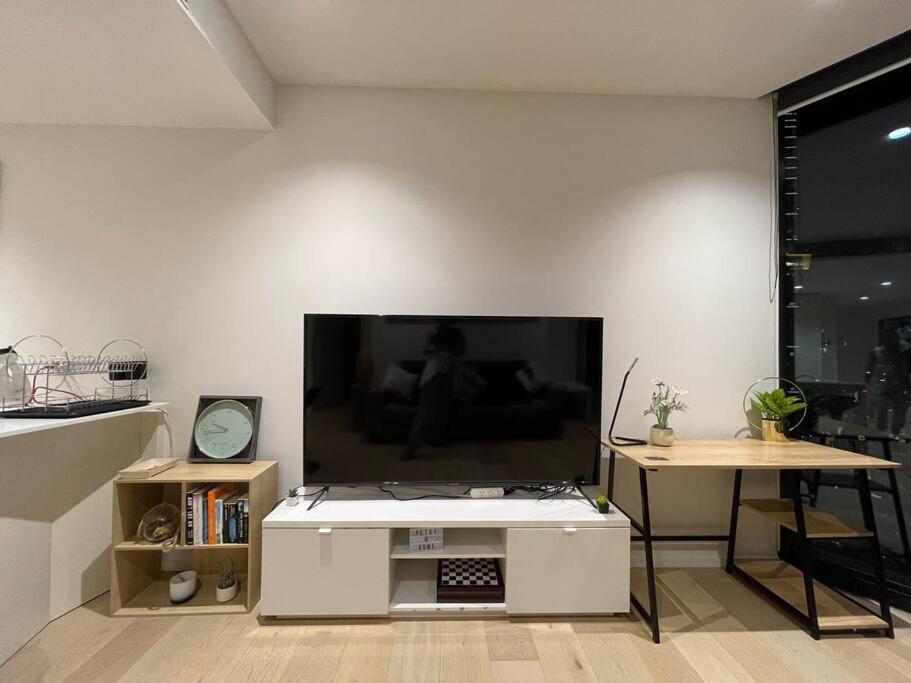 Experience Luxury at Southbank’s Newest Apt w/ City View