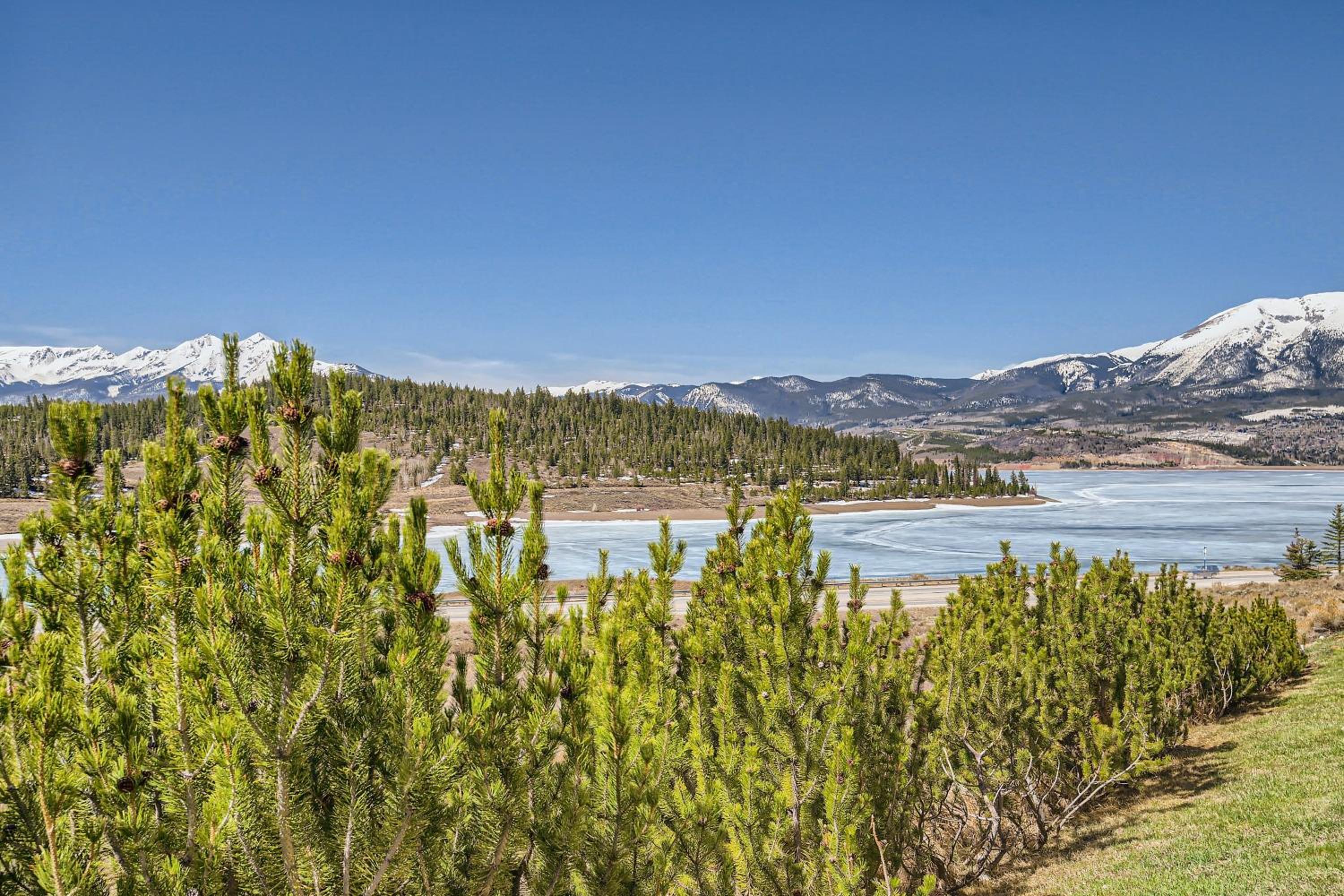 2 bedroom Loft Private Entry, Lake Views, Amazing Location, Near all Ski Resorts townhouse view 4