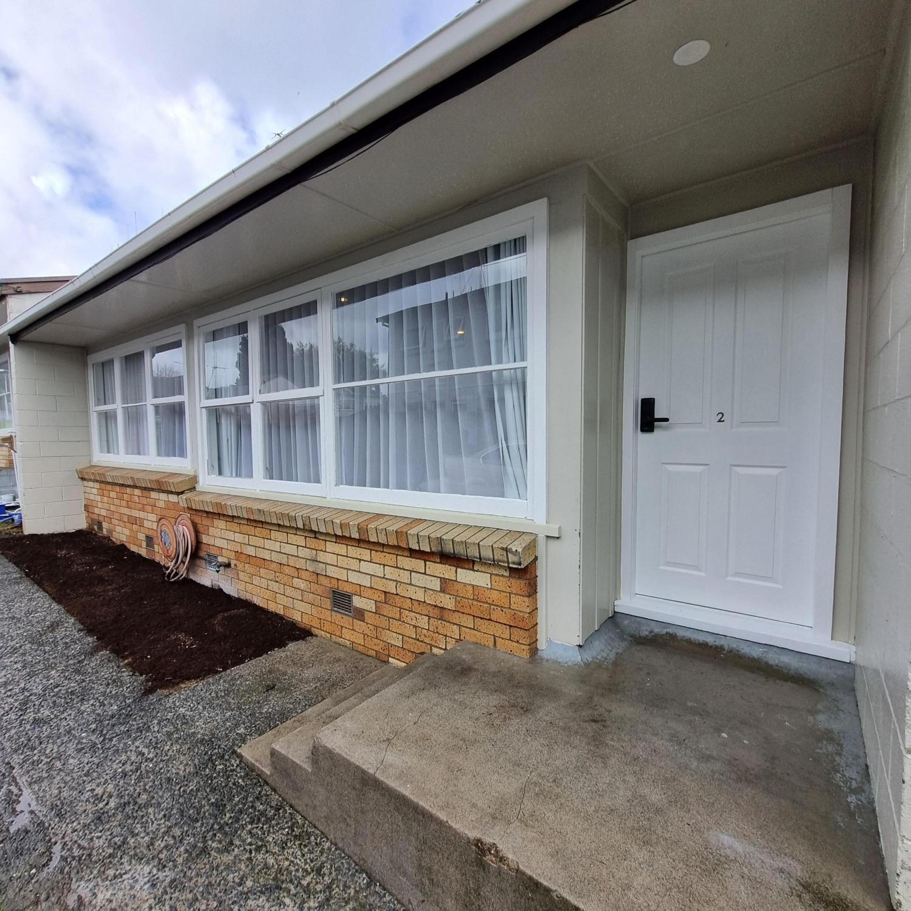 Inner City 2 Bedroom Unit - Close to Hospitals and CBD view 2