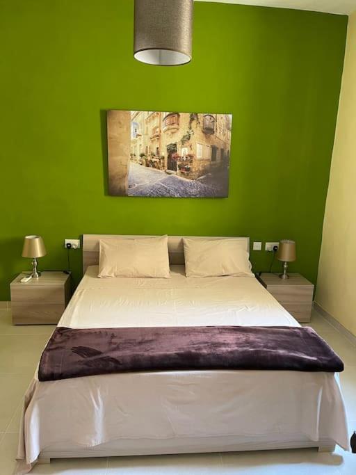 Sunset Apt Modern 1 bedroom Apt near the Beach view 3
