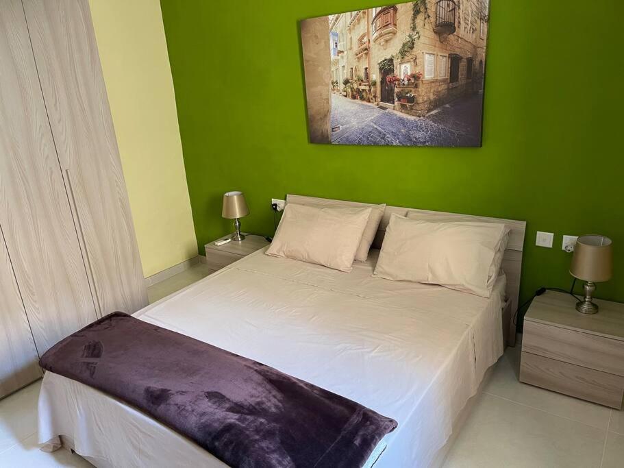 Sunset Apt Modern 1 bedroom Apt near the Beach view 4