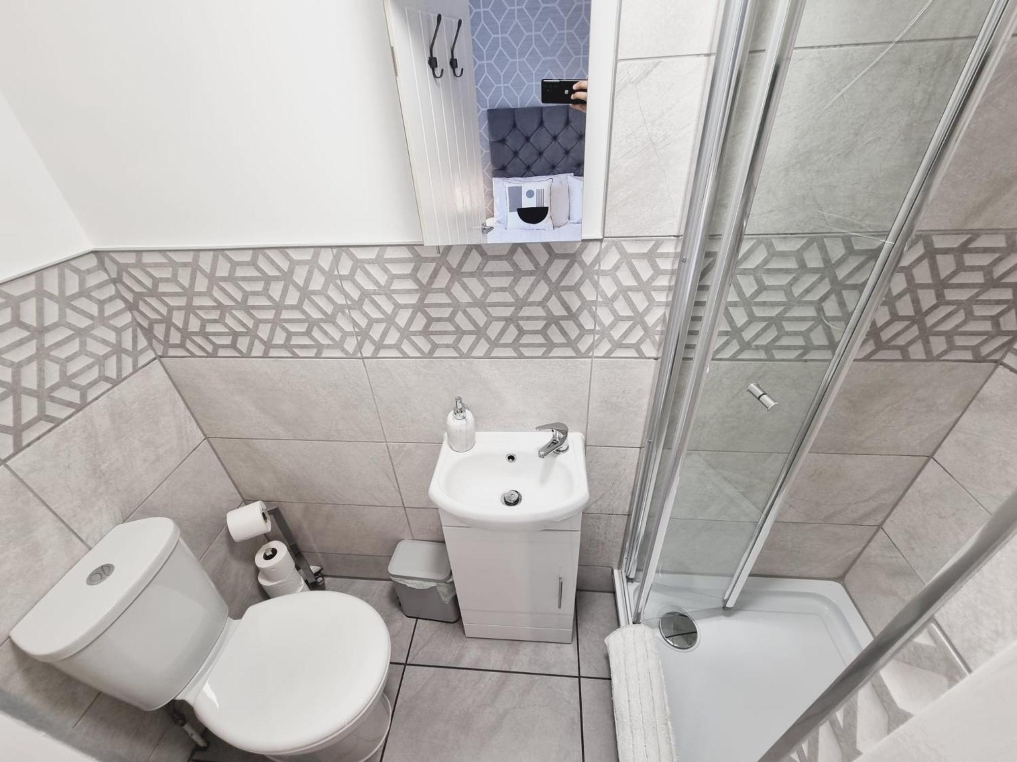 Aisiki Stays Apartments at Harwoods Road, Multiple 2-Bedroom, Pet-Friendly Flat, King or Twin or Double Beds, with Free Wi-Fi and Parking Space view 2