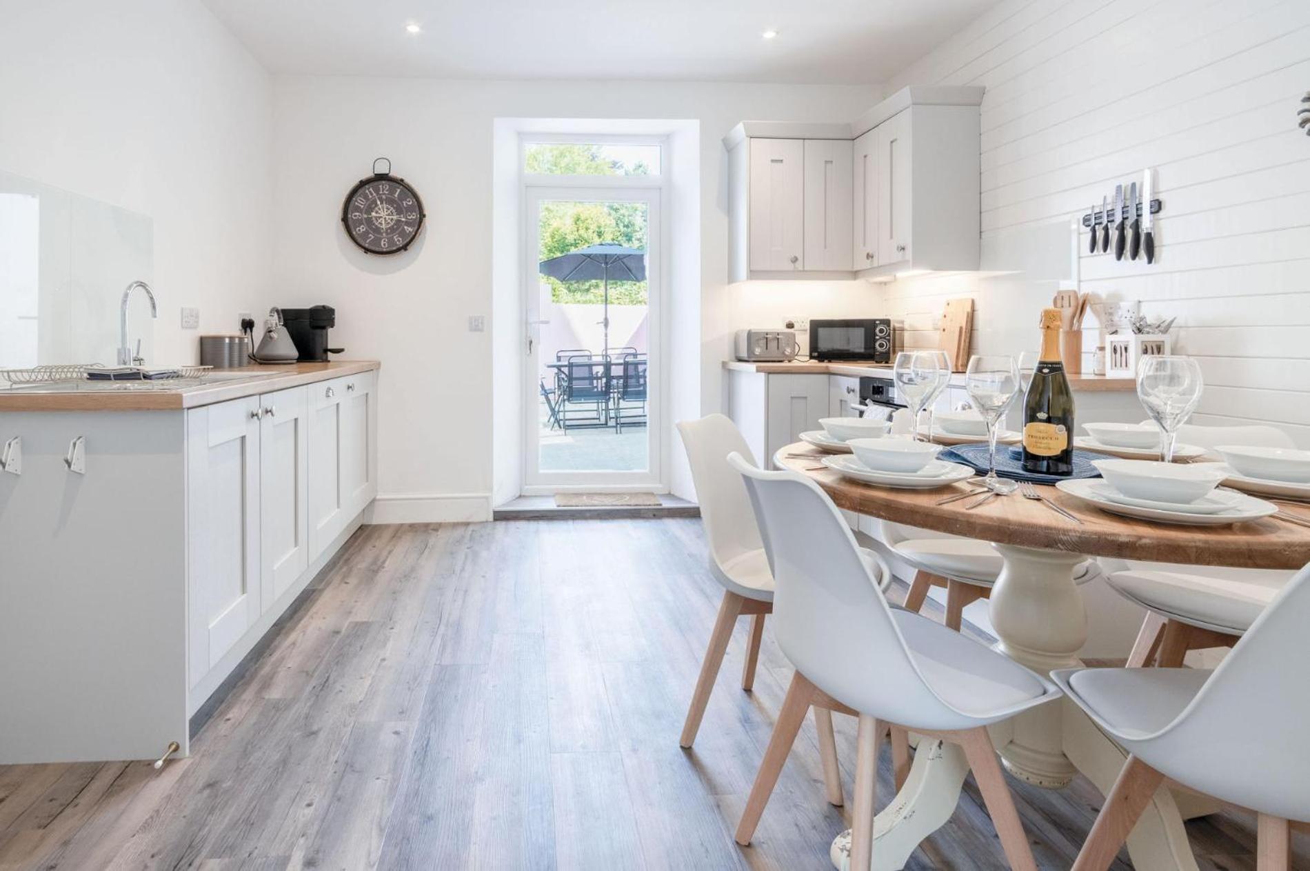 Canol Y Bryn - 3 Bedroom Holiday Home - Tenby view 2