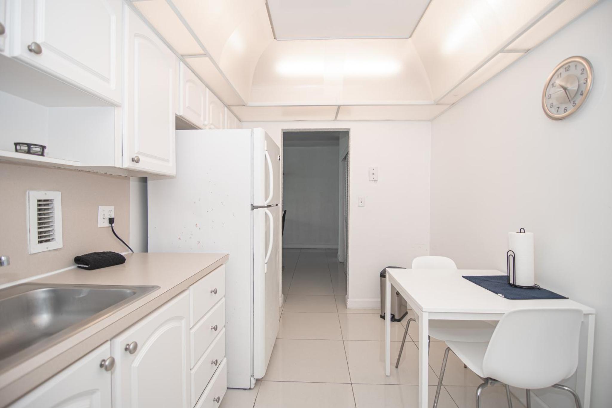 Modern Ocean View Apartment by Miami Te Espera - HALLANDALE 9E