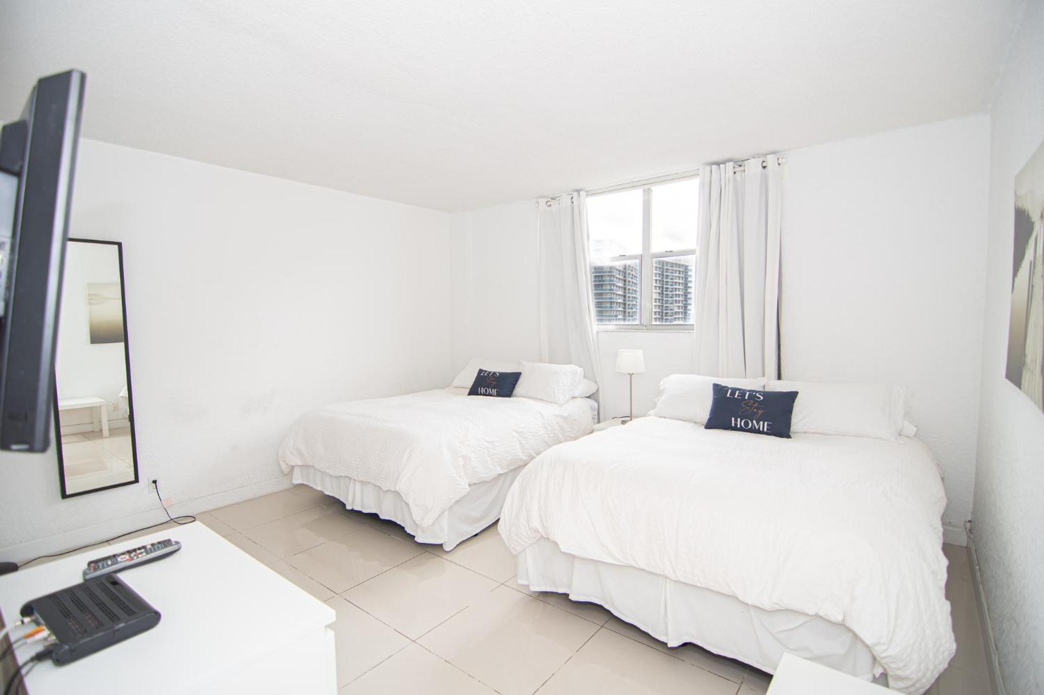 Modern Ocean View Apartment by Miami Te Espera - HALLANDALE 9E