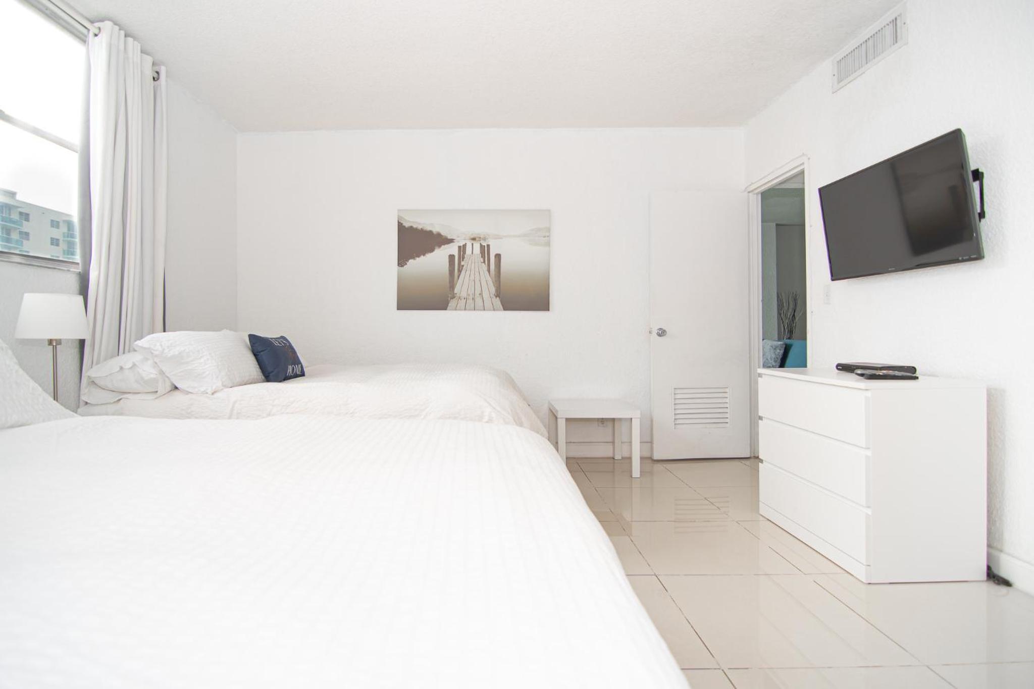 Modern Ocean View Apartment by Miami Te Espera - HALLANDALE 9E