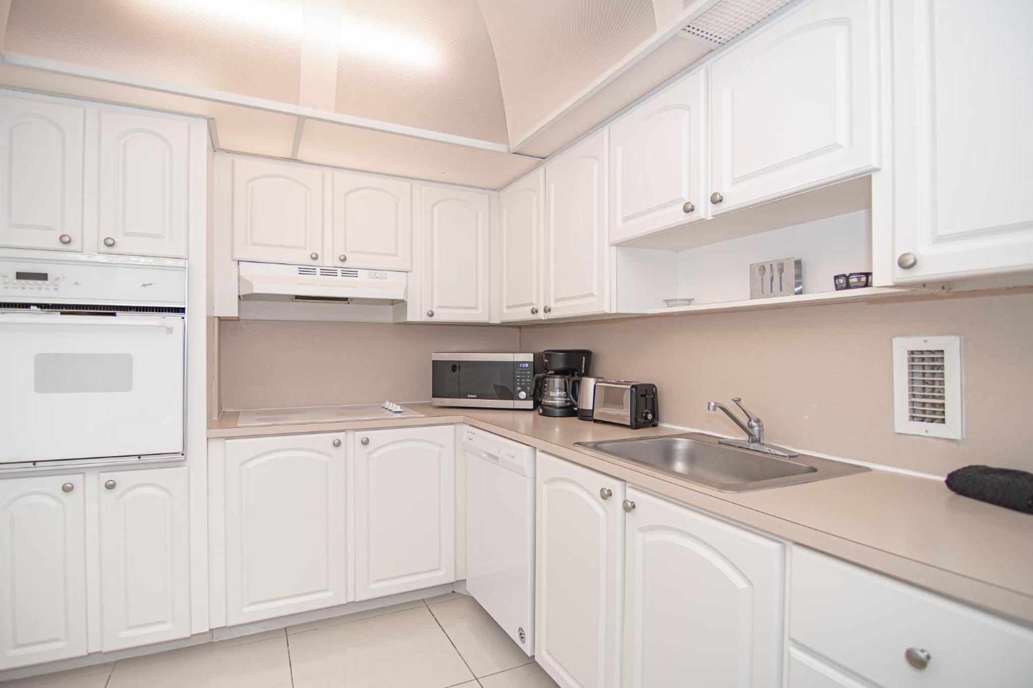 Modern Ocean View Apartment by Miami Te Espera - HALLANDALE 9E