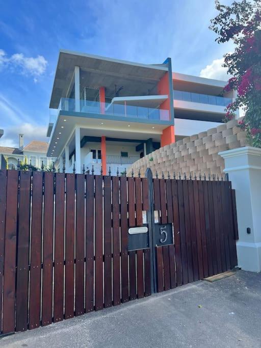 Hotel Amazing! 7 bedroom villa with rooftop pool & views - Image 1