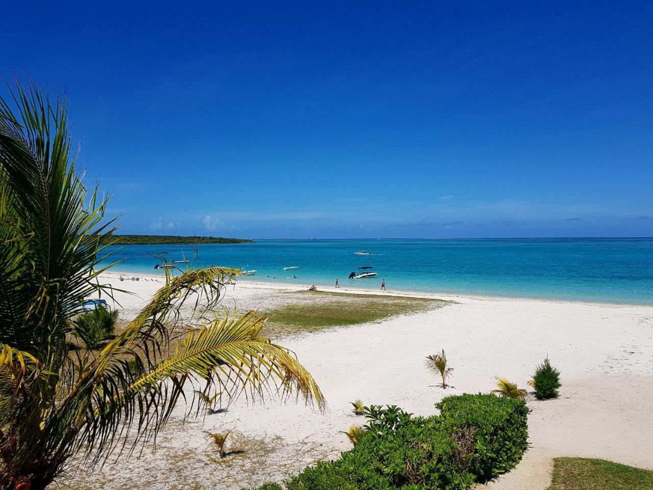 Summer Breeze - Beachfront - 3 Bedrooms Suite photo 2