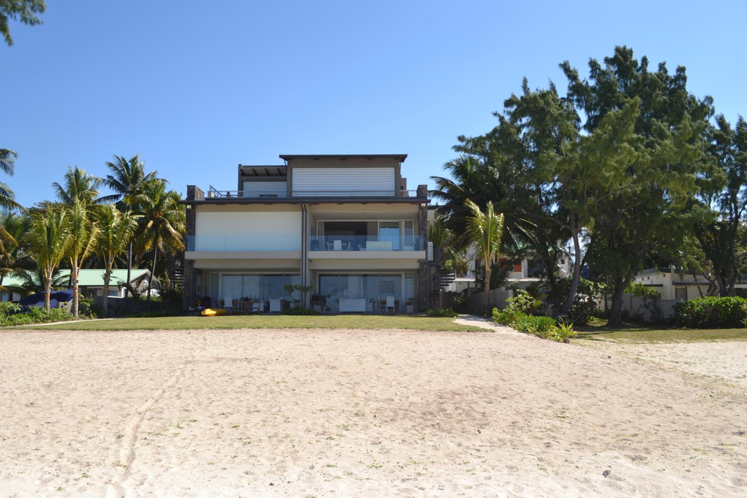 Summer Breeze - Beachfront - 3 Bedrooms Suite photo 5