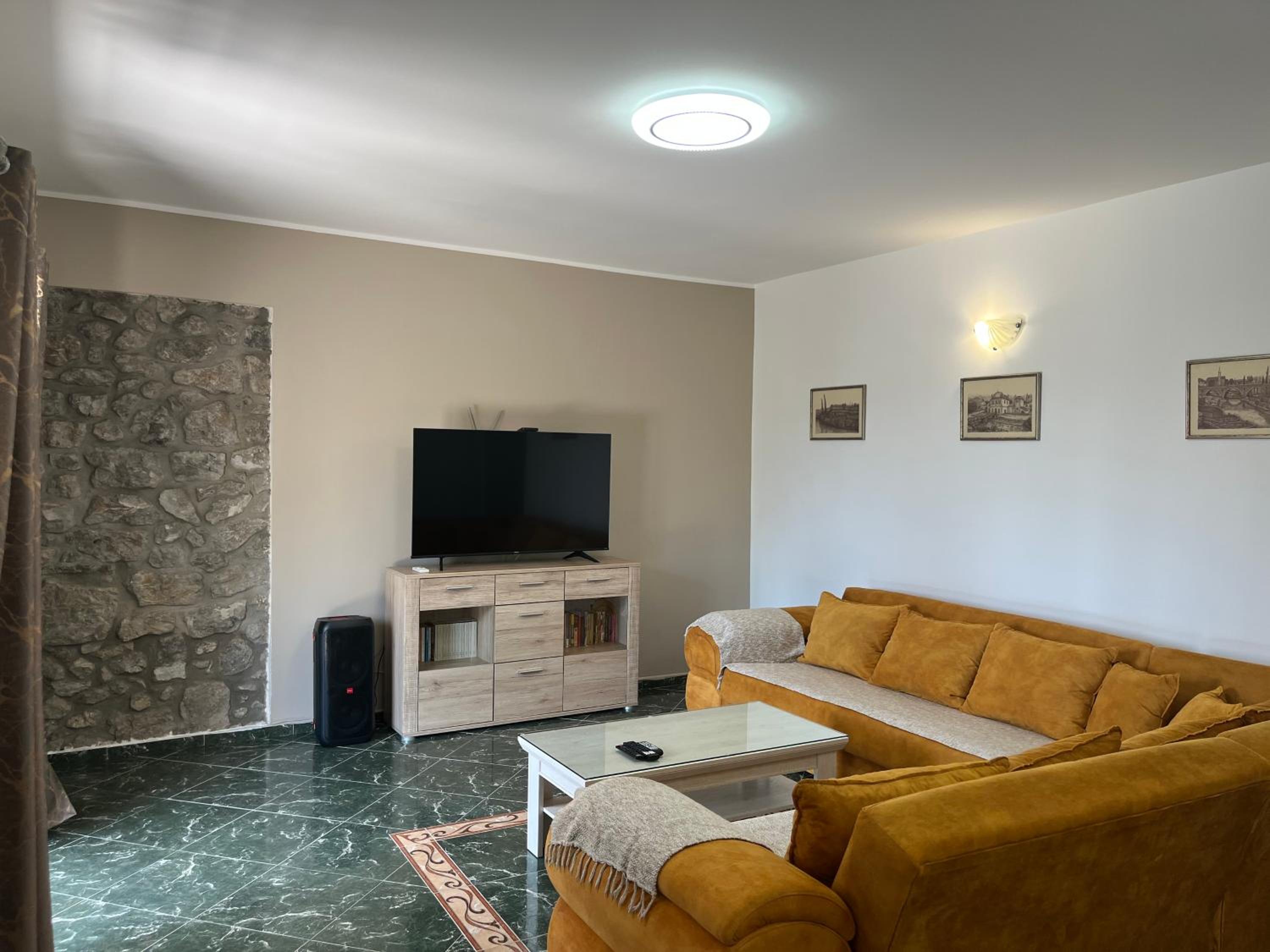 Cezar Apartment 3 view 4
