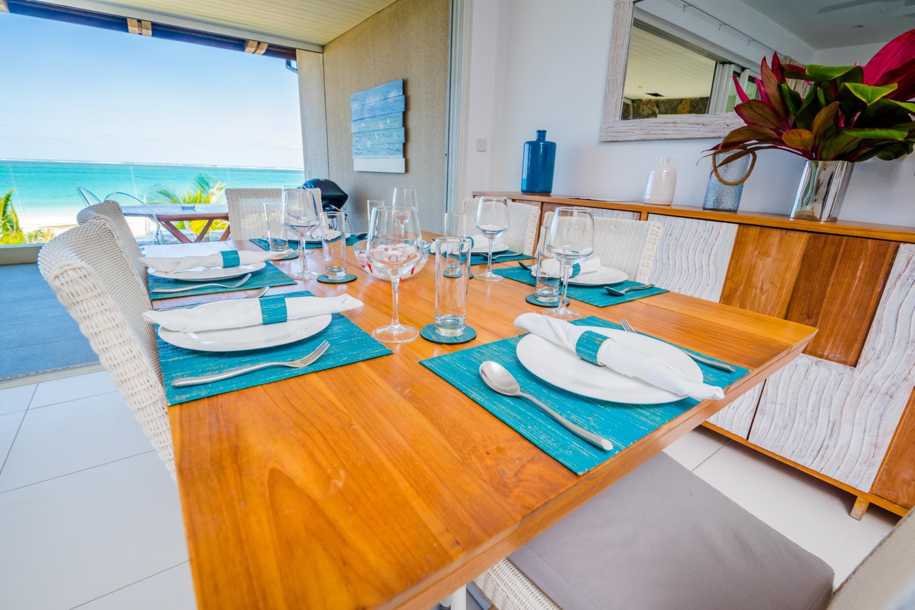 Summer Breeze - Beachfront - 3 Bedrooms Suite photo 4