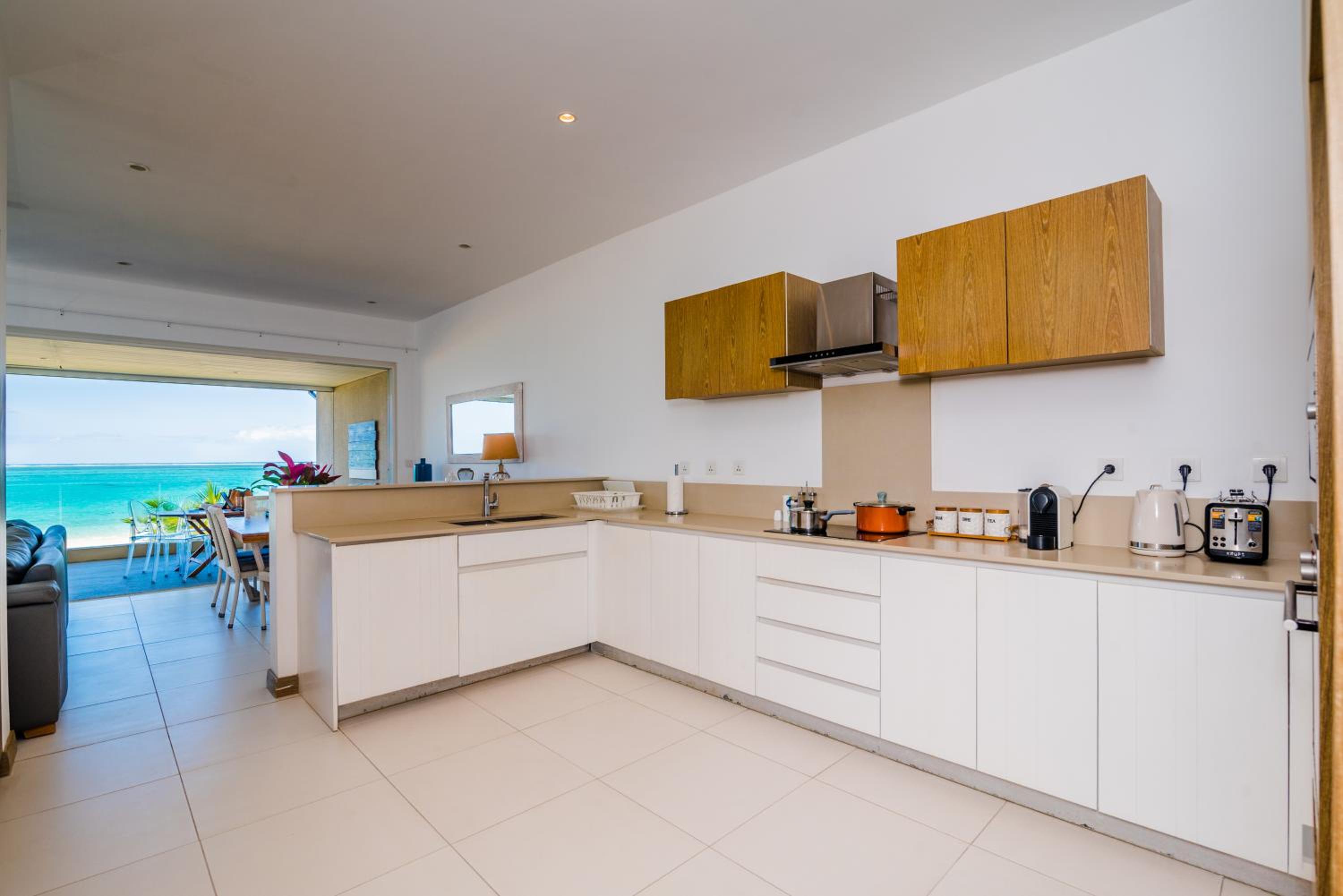 Summer Breeze - Beachfront - 3 Bedrooms Suite, photo 5