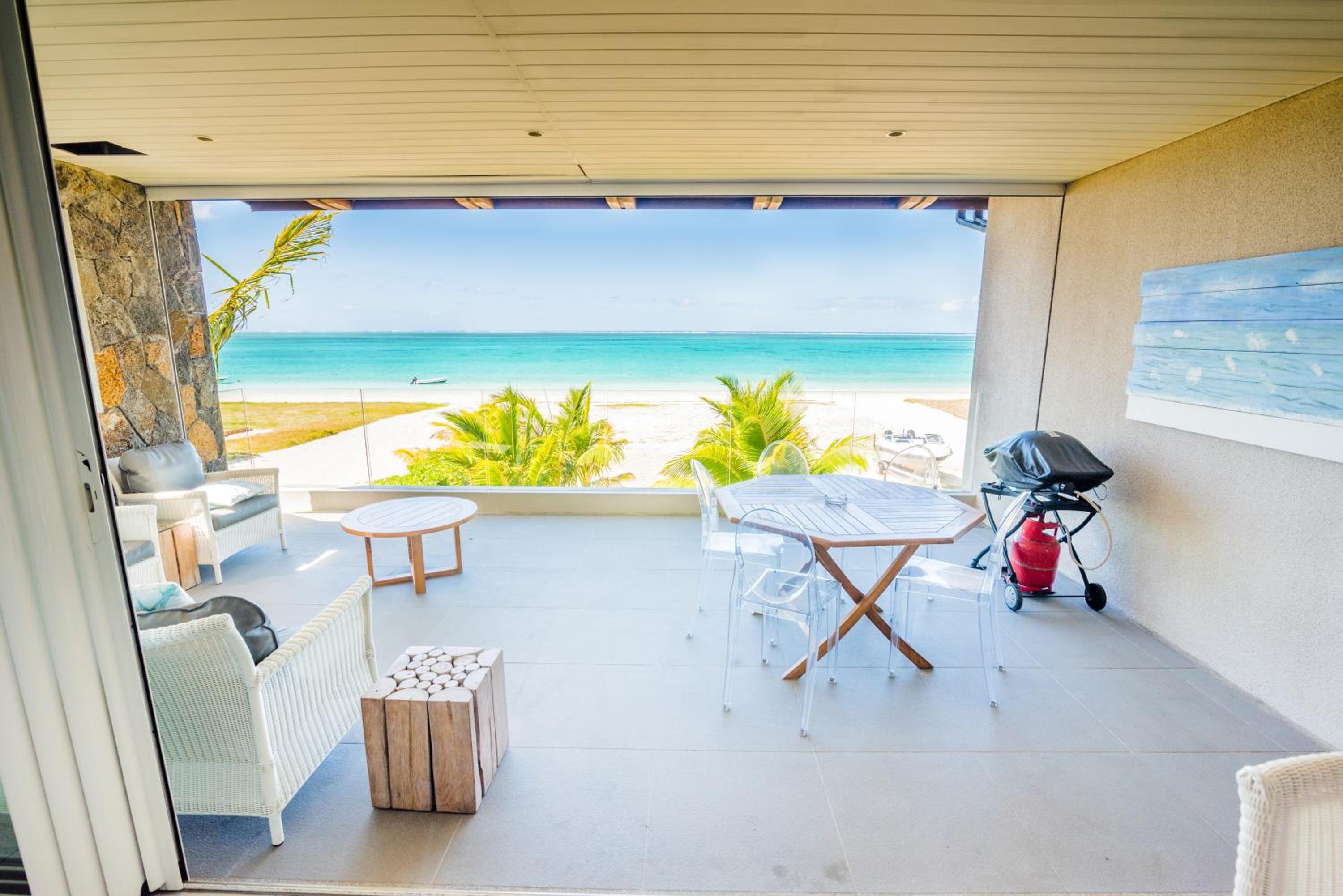 Summer Breeze - Beachfront - 3 Bedrooms Suite photo 3
