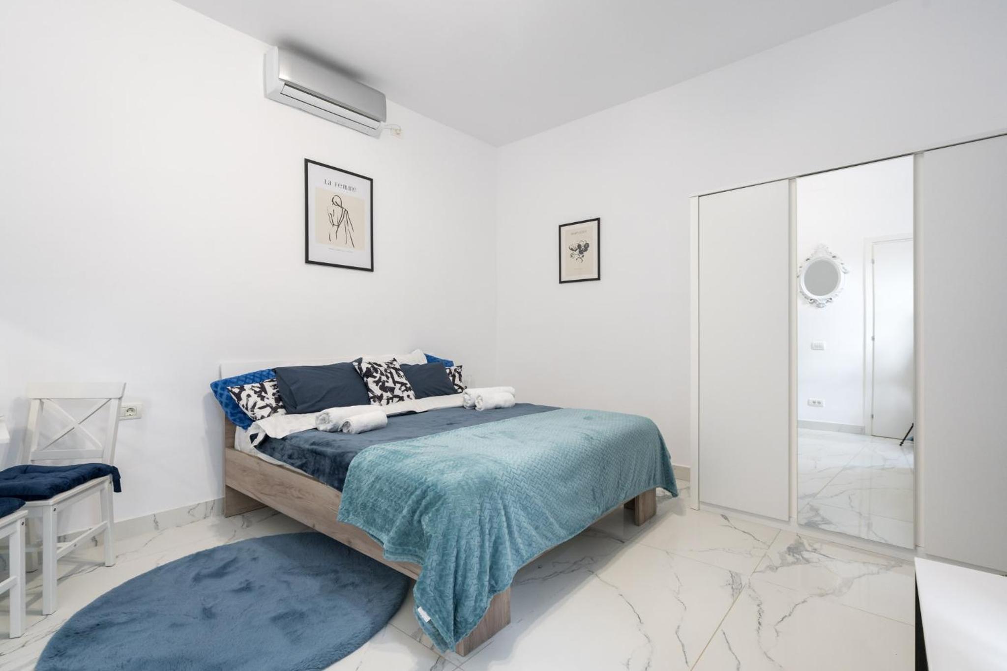 Blue-Line-Apartment-Unirii view 3
