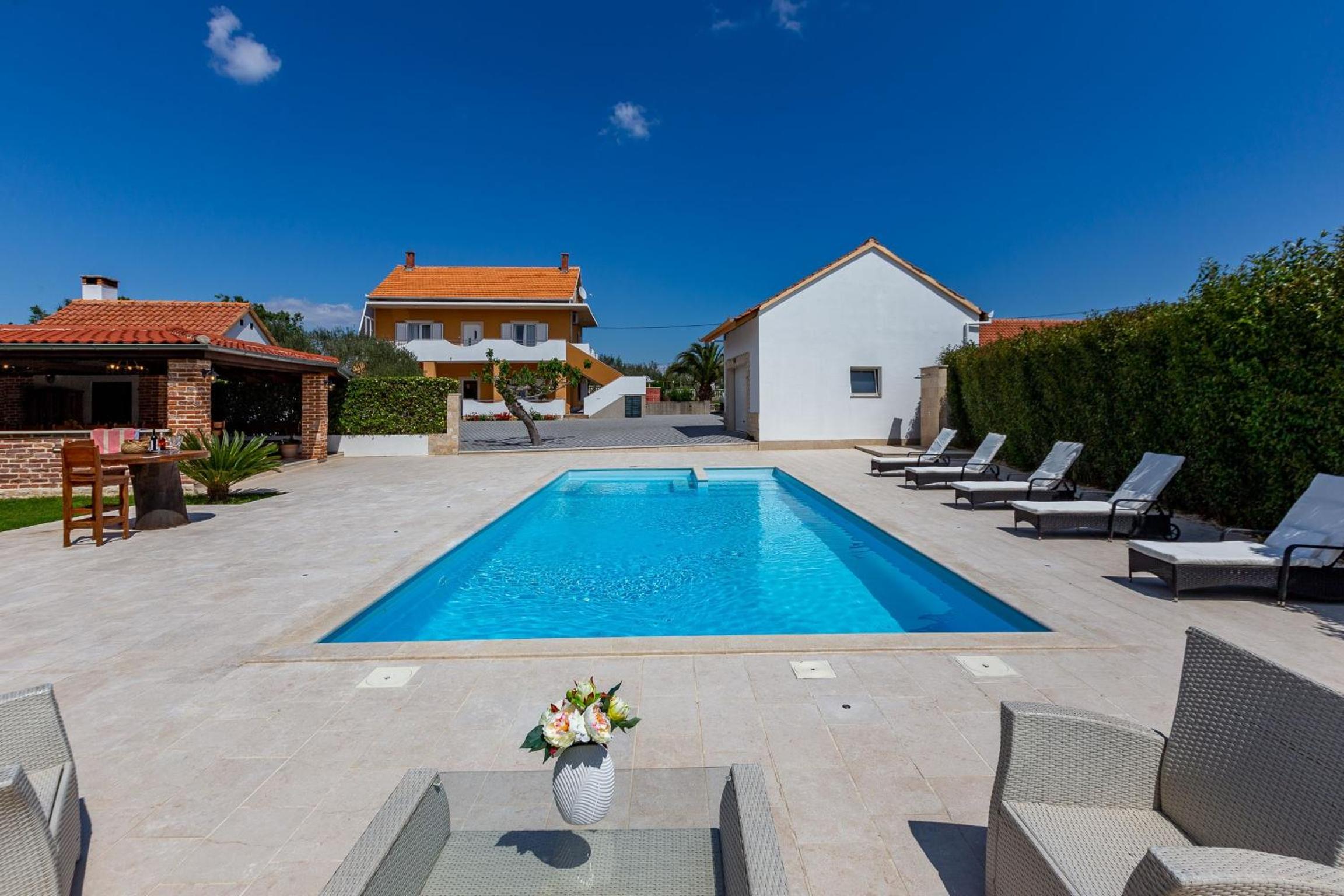 MP Luxury Holiday Home with swimming pool view 5