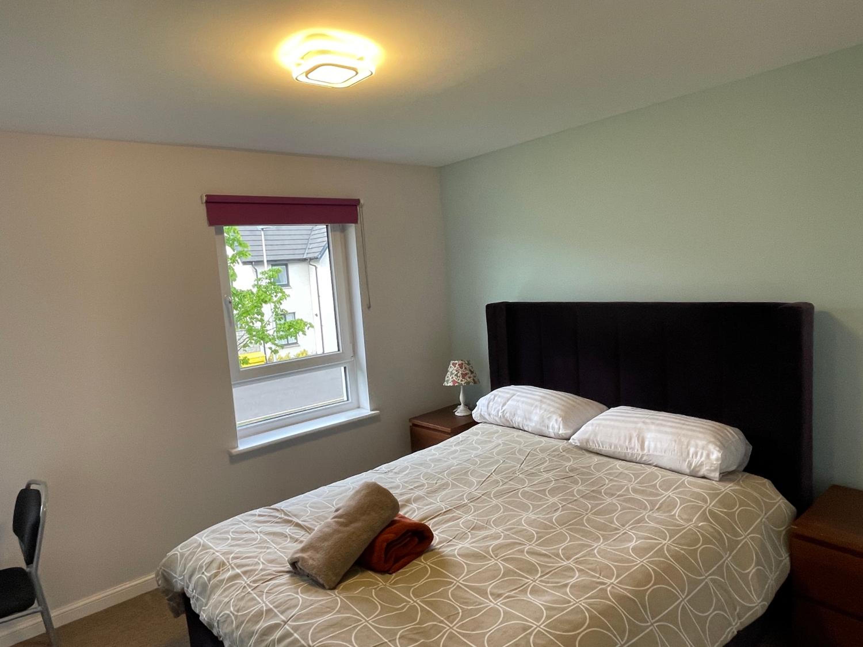 3 bed house with parking near airport view 2