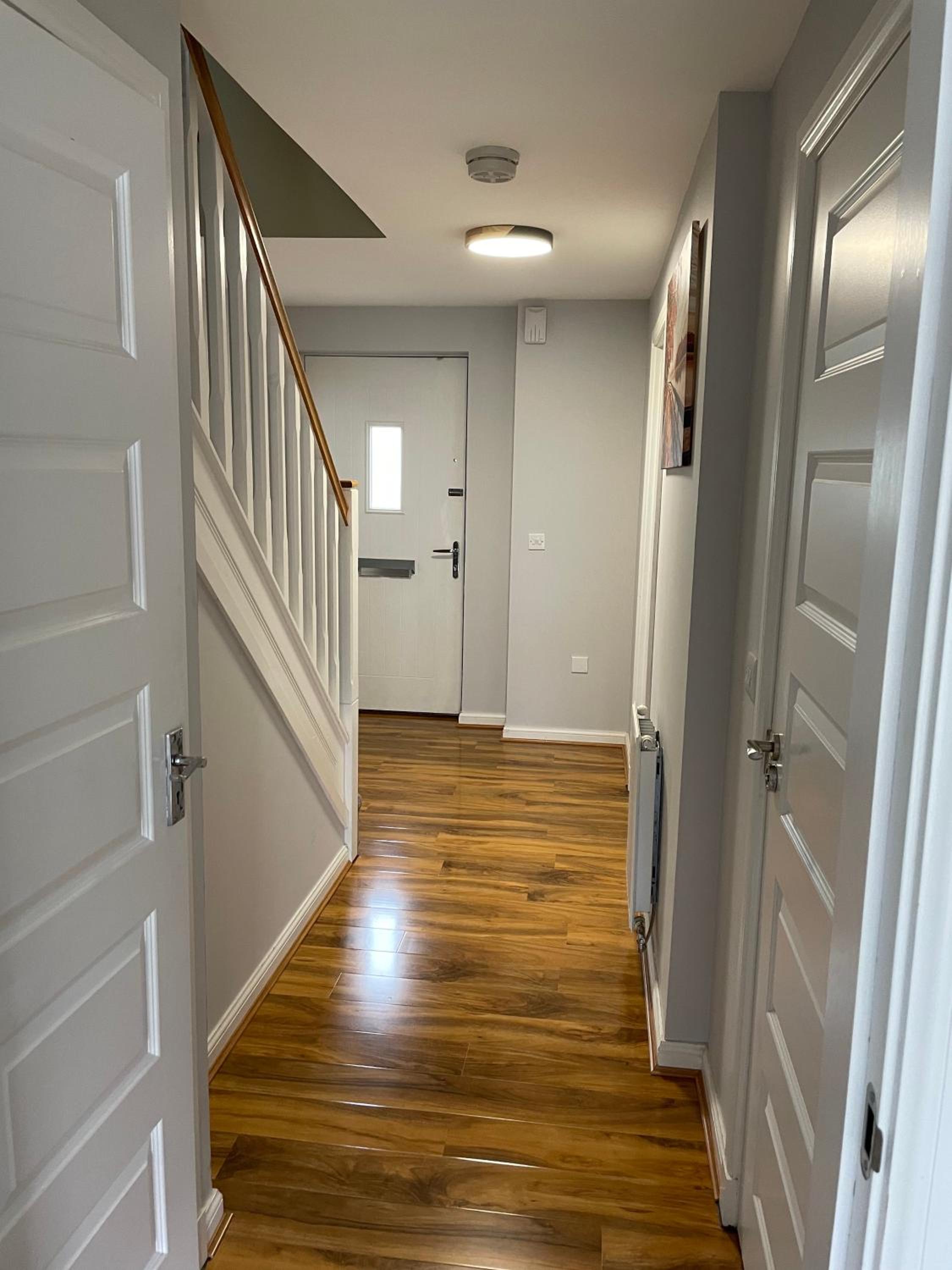 3 bed house with parking near airport view 4