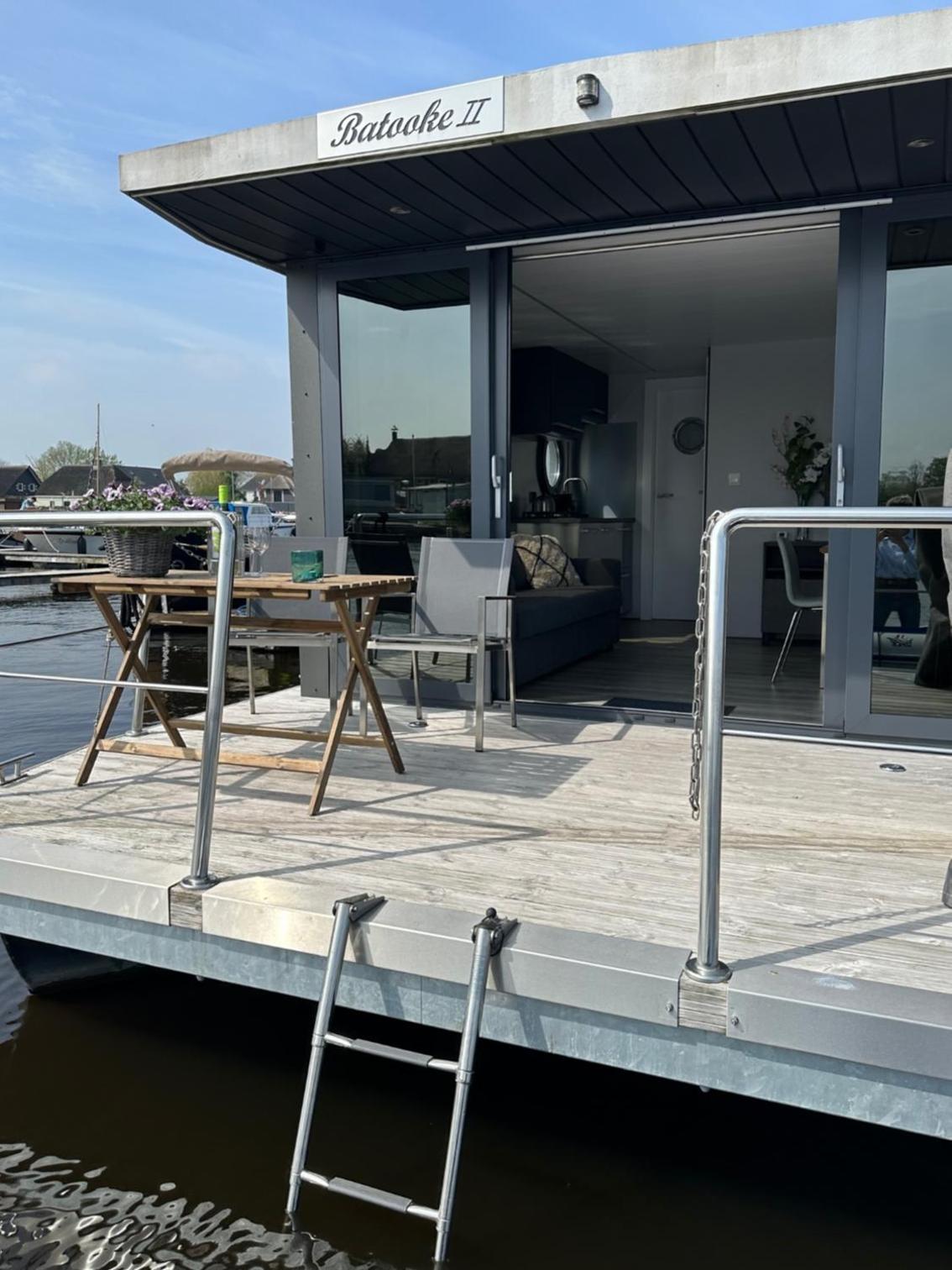 Stoere HOUSEBOAT op toplocatie! view 2