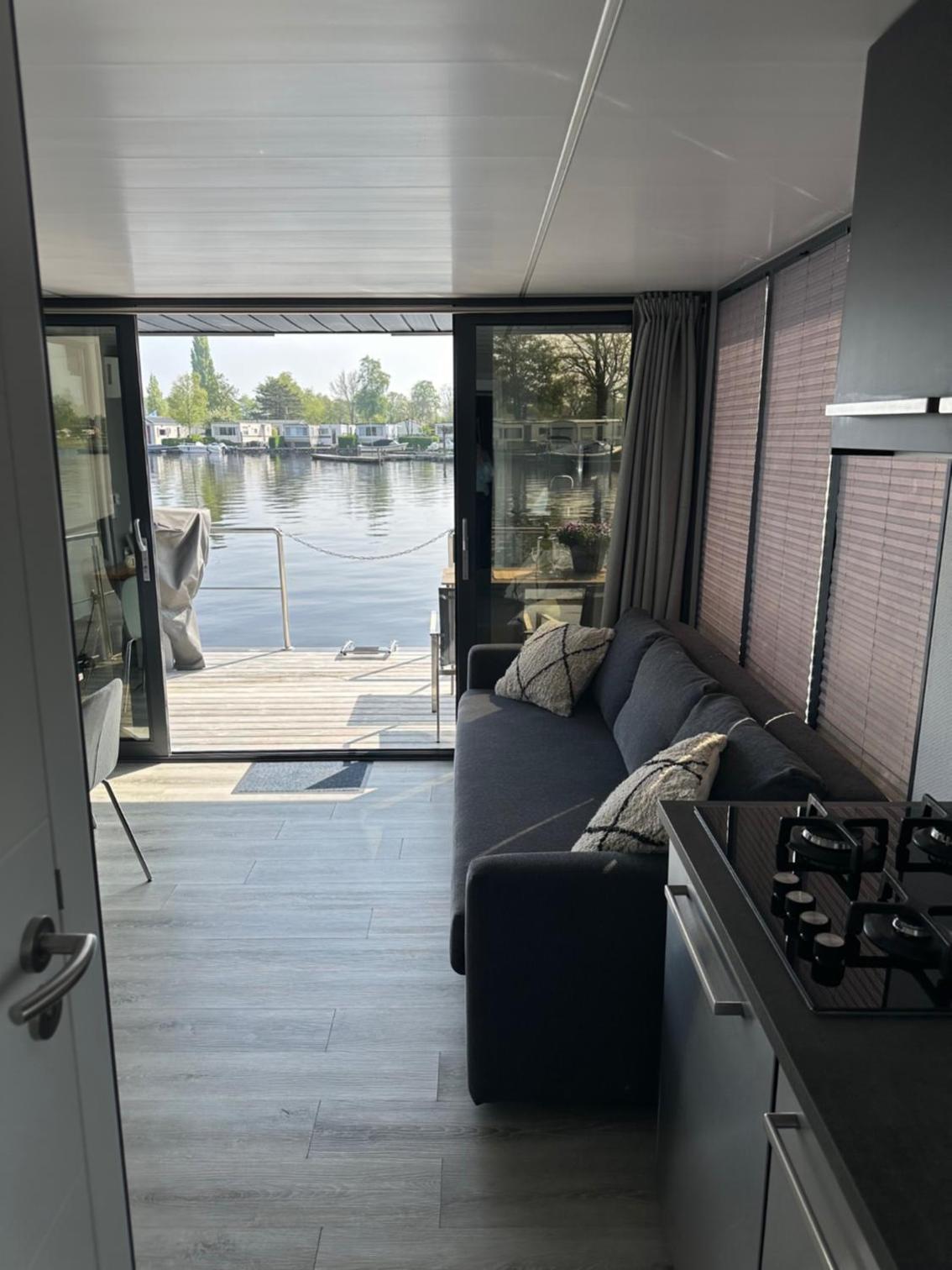 Stoere HOUSEBOAT op toplocatie! view 5