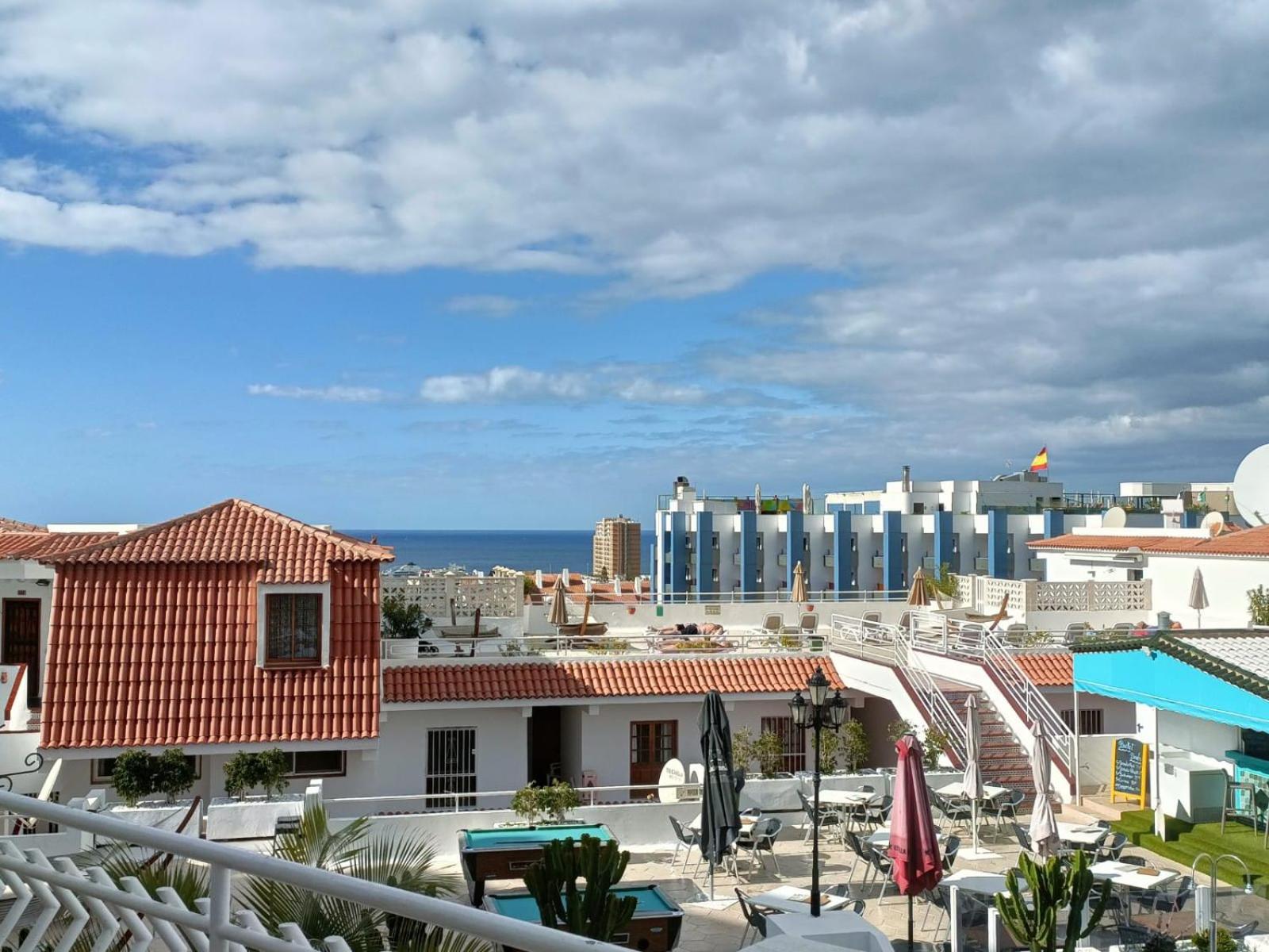 Greatly located apartment with heated pool, Los Cristianos