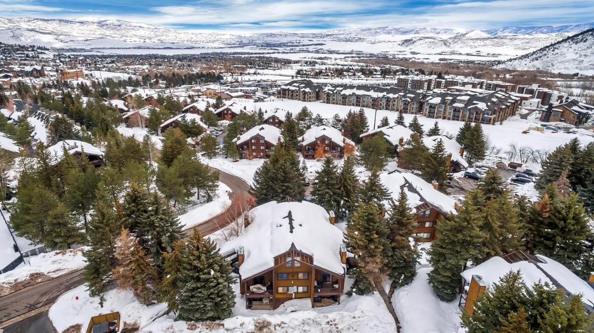 Park City Gem at Red Pine! Cozy Ski Condo with Heated Pools and Hot Tubs! B4 condo