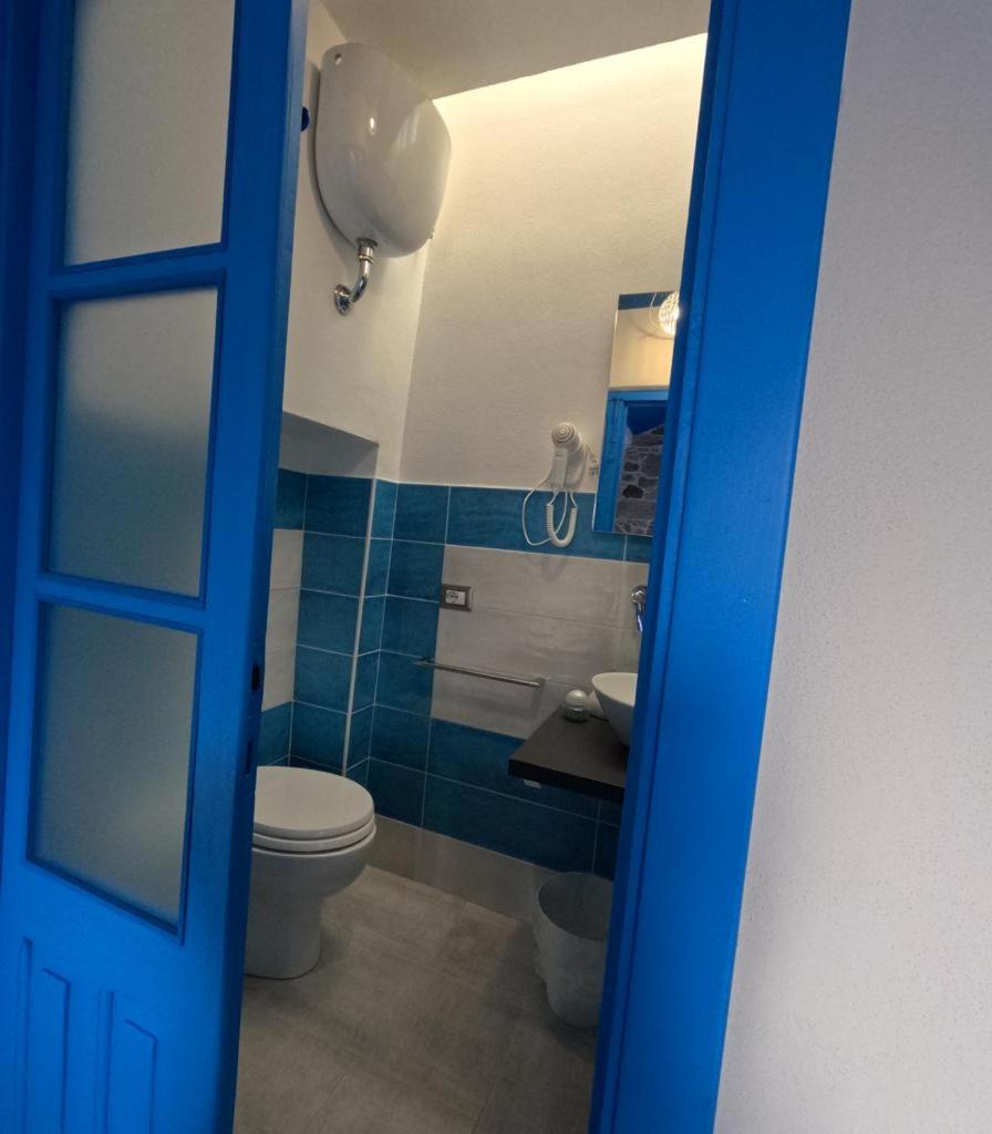 Sole Azzurro Suite en Bosa — bathroom