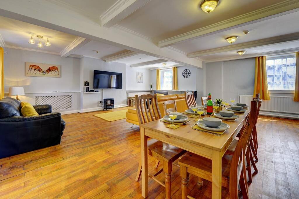 5 bedrooms, sleeps up to 16, secure parking space & comfort view 4
